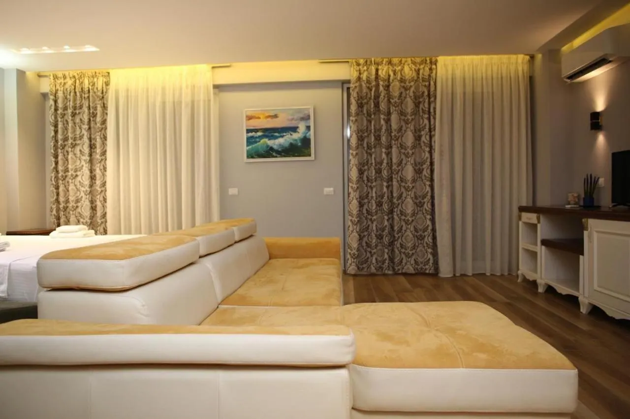 ****  Hotel Wilson Лежа Албания